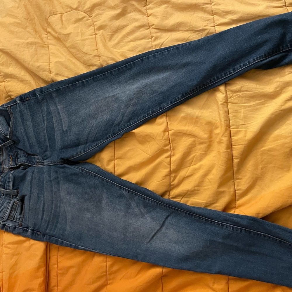 Selling these skinny jeans 😍